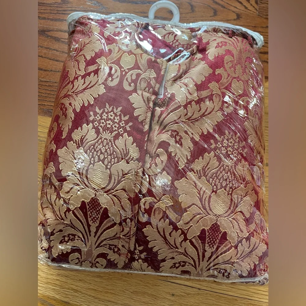 🆕ShavelHome luxury jacquard Christmas tree‎ skirt 60” round NOS renaissance red